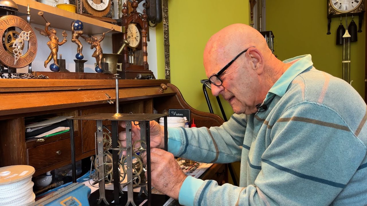 Henk (78) repareert al vijftig jaar klokken, verkoopt ze nu voor goed doel
