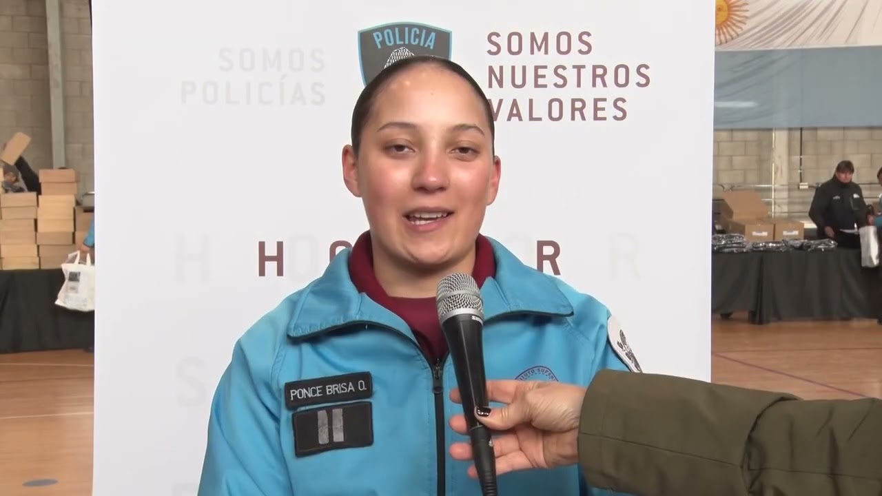 ENTREGA DE UNIFORMES 13° PROMOCIÓN - POLICÍA DE LA CIUDAD