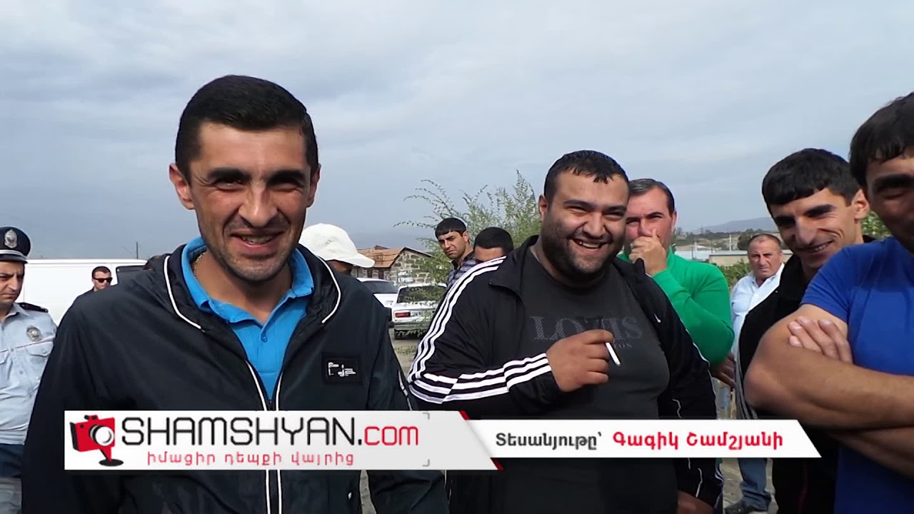 Կոտայքի մարզում արամուսցիները փակել են ճանապարհը և պահանջում են գյուղապետի հրաժարականը