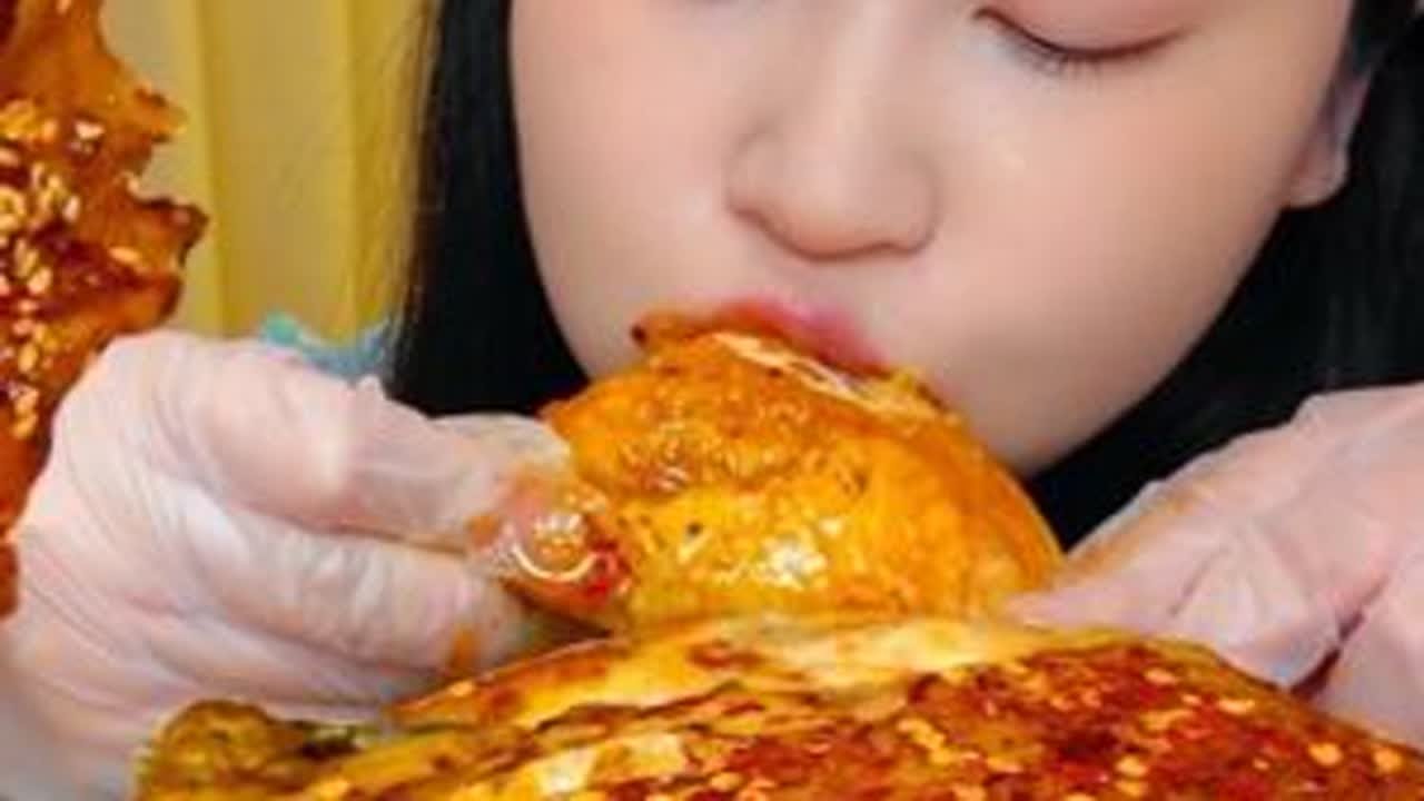 软烂脱骨的窑鸡沾上辣酱蘸料～香迷糊了～还有超辣的新疆炒米粉～#哎妈呀真香 #窑鸡 #新疆炒米粉 #超级好吃过瘾