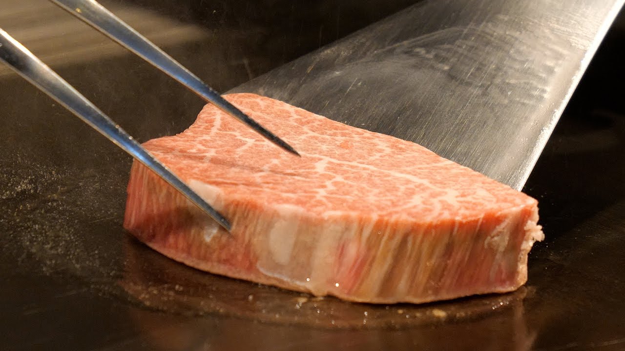 Японский Kuroge Wagyu теппаньяки в Кобе, Япония - Стейк-хаус GARAKU -