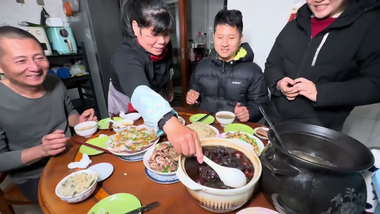 冬至过节杀猪聚餐，学长妈妈说我手脚冰凉竟还特地做姜糖给我吃，阿姨第一次做好担心会失败，又做了一锅猪脚姜听说是坐月子吃的，从来没吃过吃猪脚姜味道好神奇，做到一半突然来了一群人