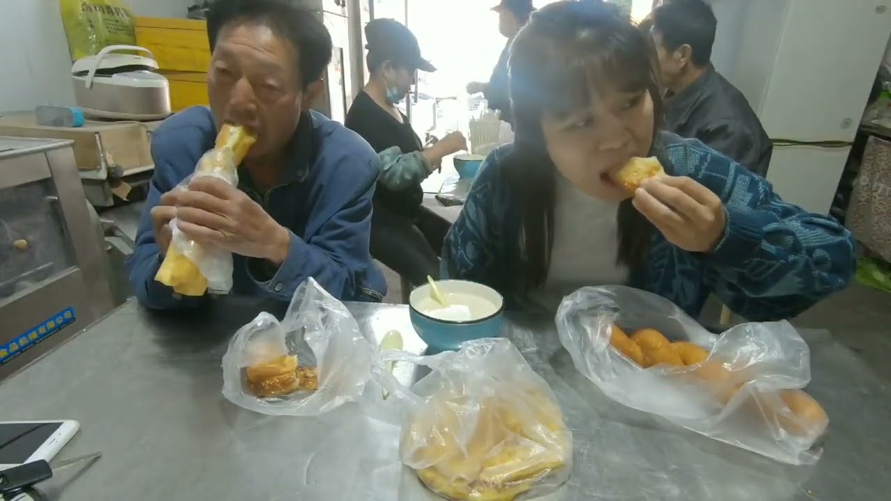 延边小县城的早市真热闹，爷俩吃点早饭买点菜，这种生活真惬意！ #三农  #农村生活  #早市  #热门
