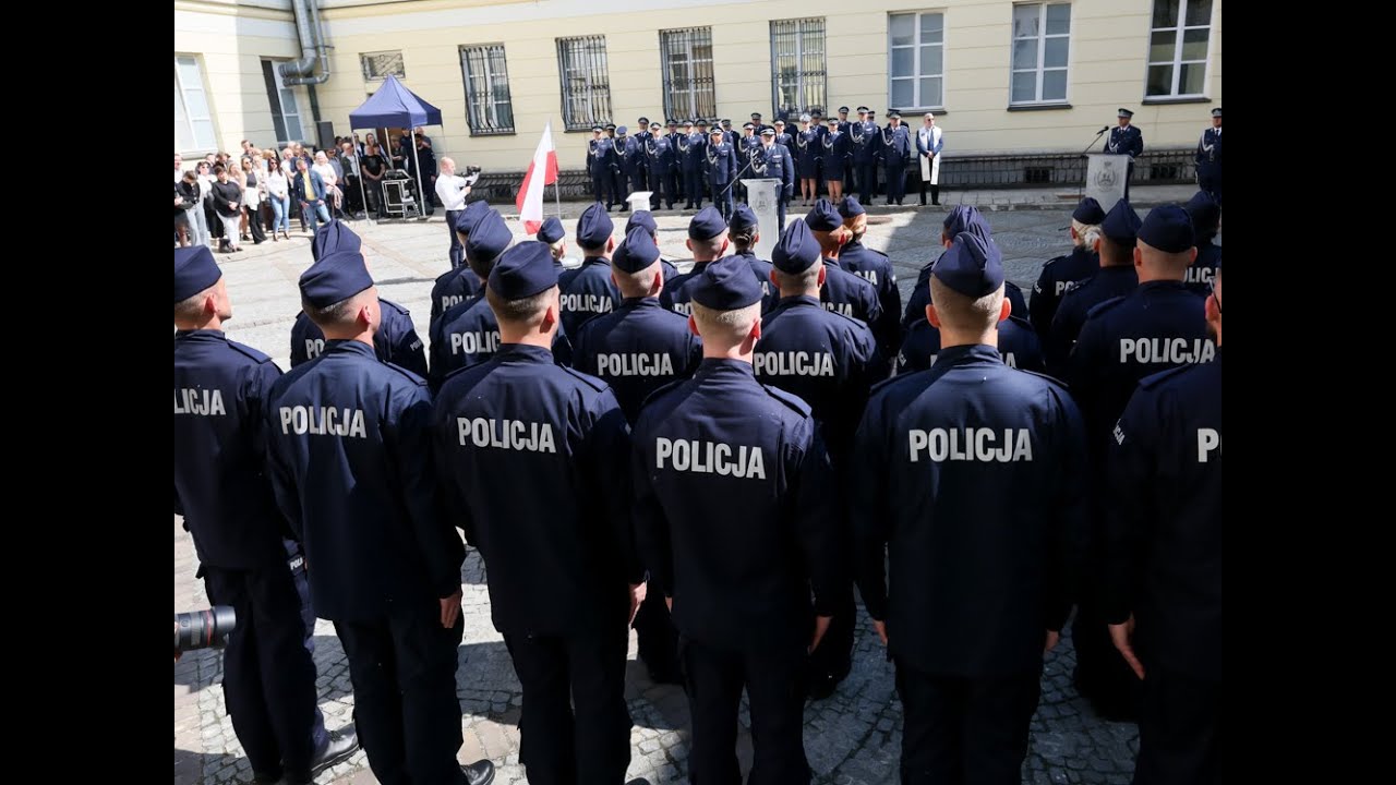 Ślubowanie nowych policjantów i awanse na wyższe stopnie służbowe