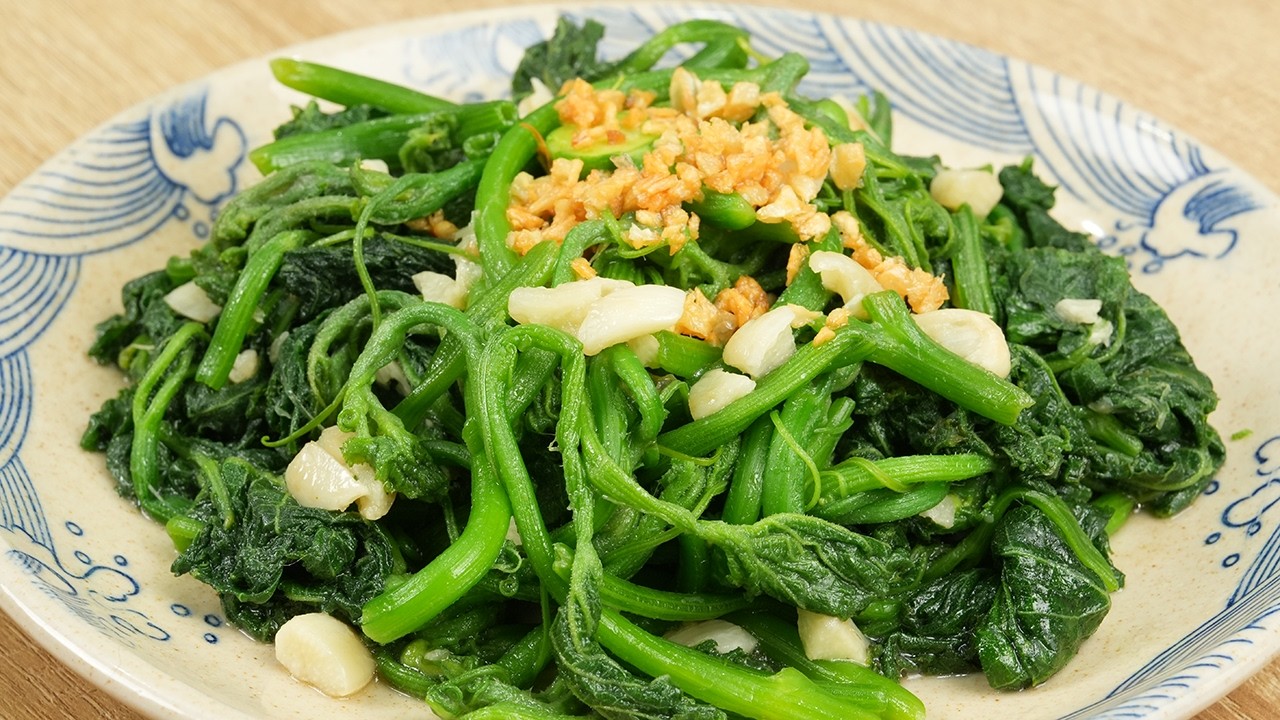 Rau b&iacute; x&agrave;o tỏi xanh gi&ograve;n thơm b&ugrave;i mẹo nhỏ ai cũng l&agrave;m được!