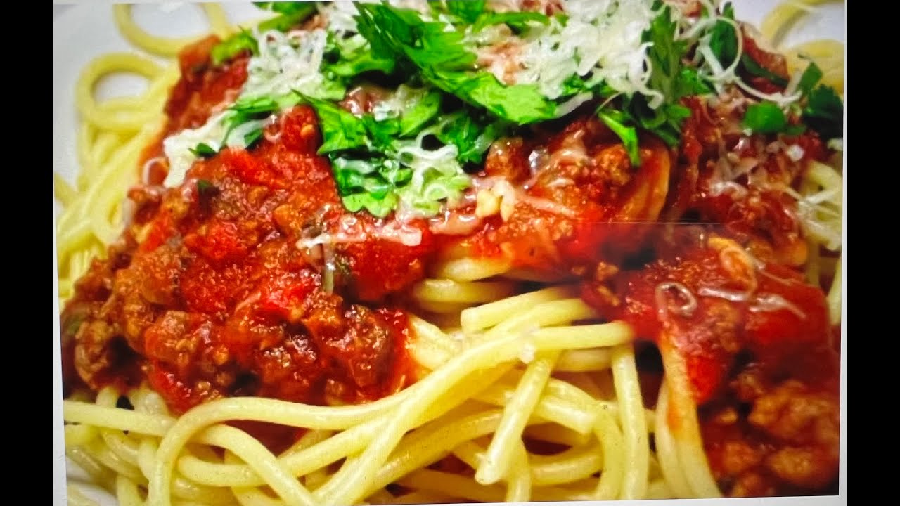 Spaghetti z mięsem mielonym w aromatycznym sosie pomidorowym lubiany przez dzieci i starszych obiad.