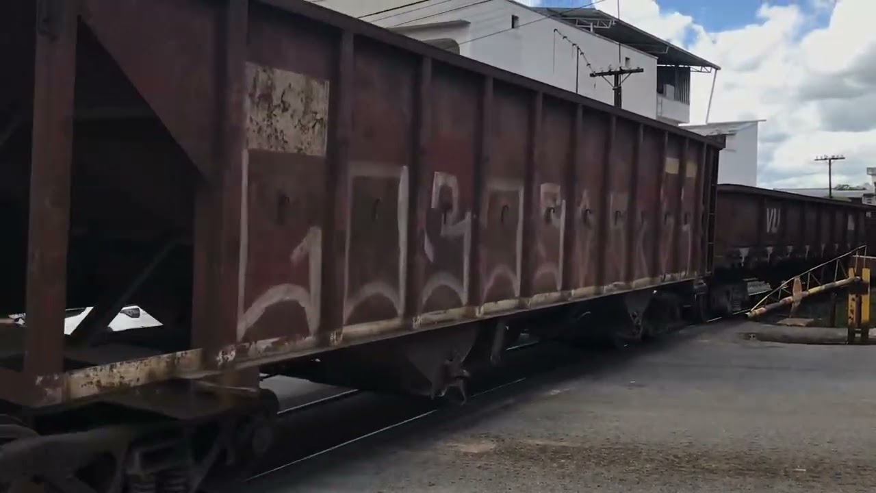 Trem passando na cidade de Formiga mg subindo sentido arcos