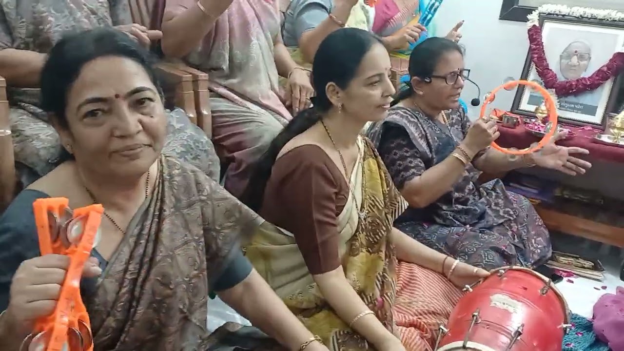 ગીત નીચે લખ્યું છે.હર્ષા પટેલ. બહું સરસ ગીત ગાયું છે અંત  સુધી સાંભળજો.શ્રી સખીભજન મંડળ.વડોદરા.