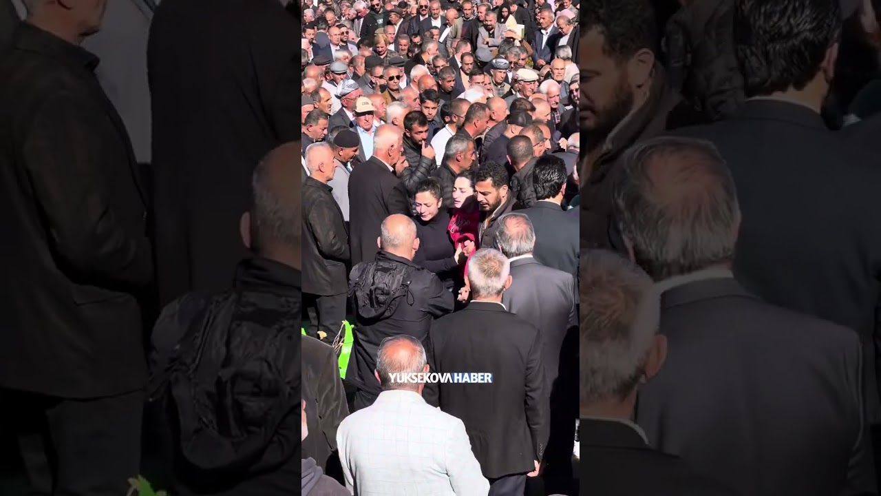 Van-Hakkari karayolundaki kazada hayatını kaybeden Karay ailesi Yüksekova’da toprağa verildi