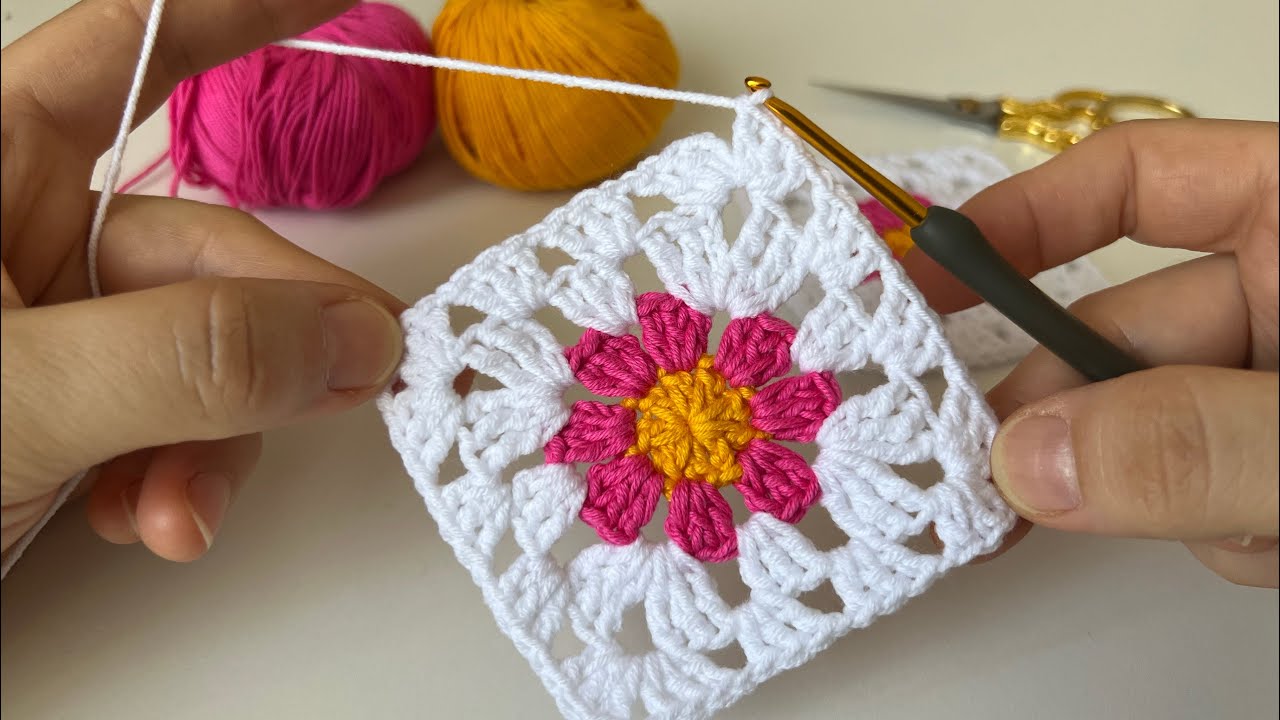 KOLAY TIĞ İŞİ KARE &Ccedil;İ&Ccedil;EKLİ MOTİF YAPIMI / Crochet Flower Granny Square / BEBEK BATTANİYESİ MODELLERİ