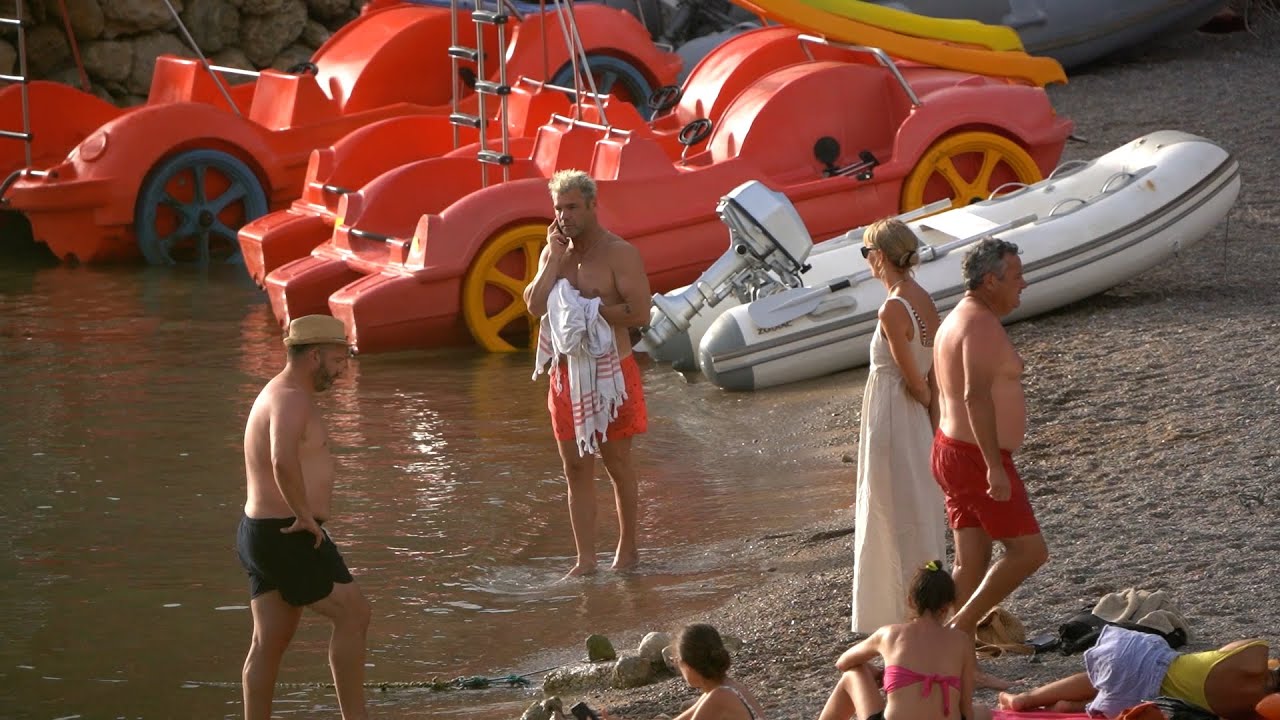 Fonsi Nieto y Maider Barther disfrutan de un relajado día en la playa con amigos