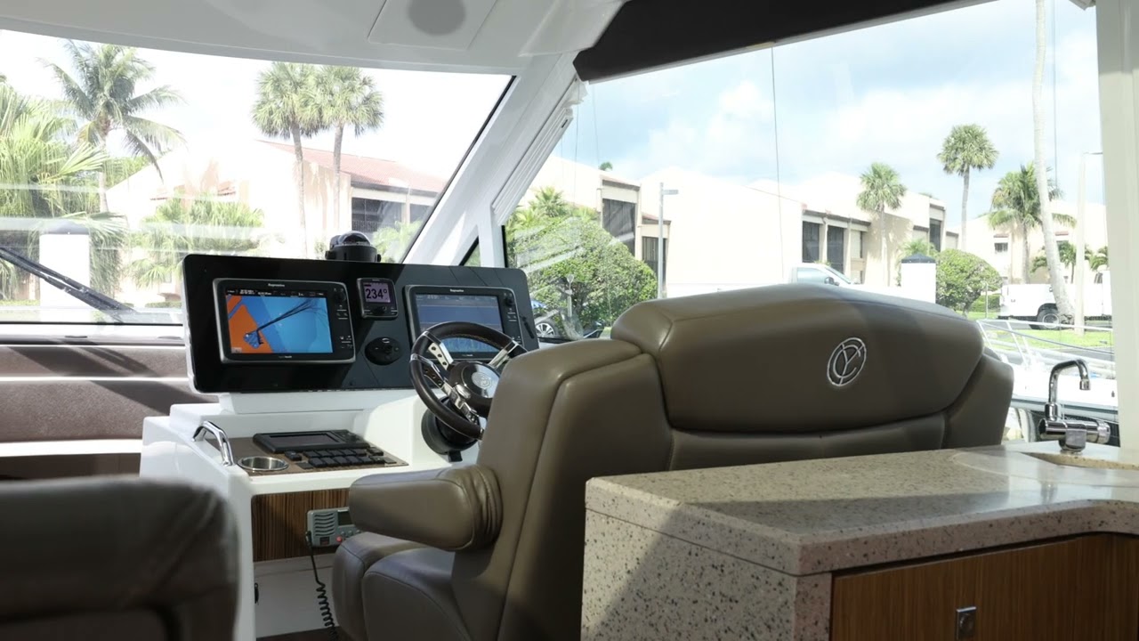 2013 Cruisers Yachts 48 Cantius 
