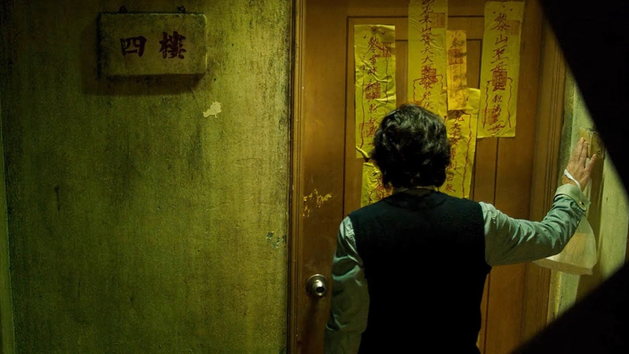 2025張家輝最新恐怖片，家宅門口貼滿符咒，瘋妻尿血鎮邪反招災，民俗禁忌揭開家族詛咒！