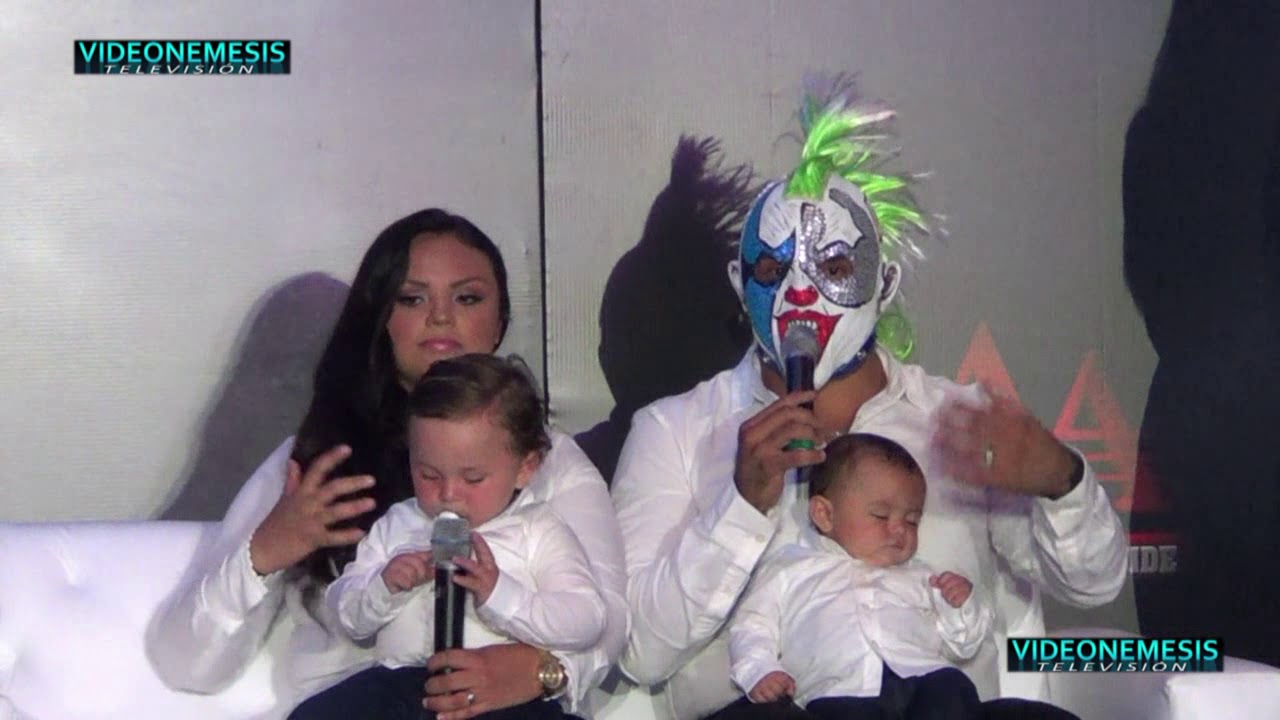 Psycho Clown con su familia previo a Triplemania 25