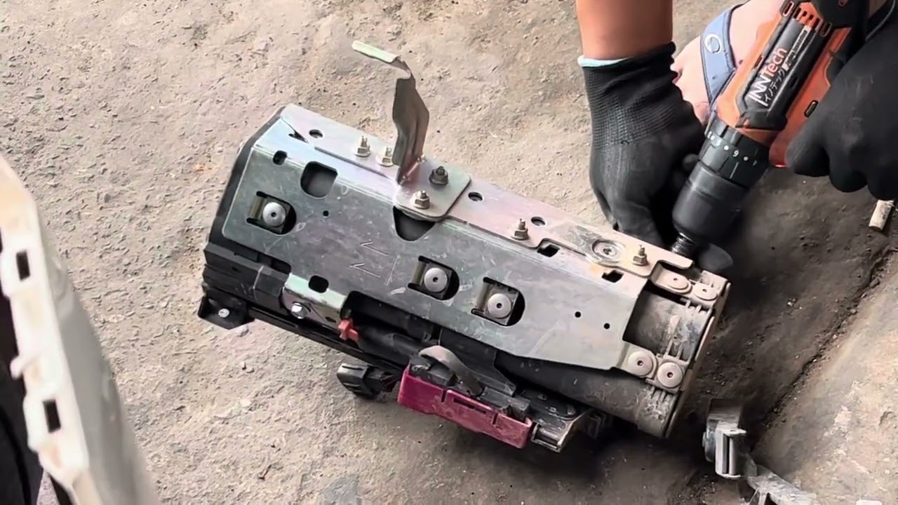 ถอดคาปาซิเตอร์มาสด้า2(Take off a capacitor of Mazda2)