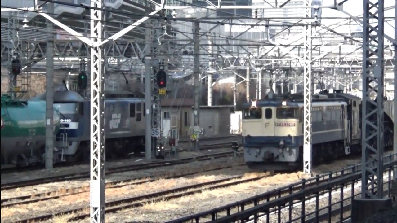 EF210旧塗装と特大貨物の離合