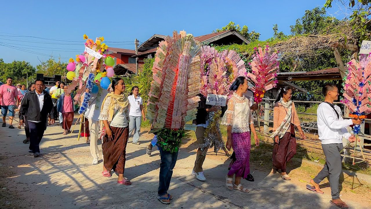 ทีมงานอิสานบ้านดงน้อย ร่วมแห่ต้นดอกเงินพร้อมพี่น้องหลายๆคน