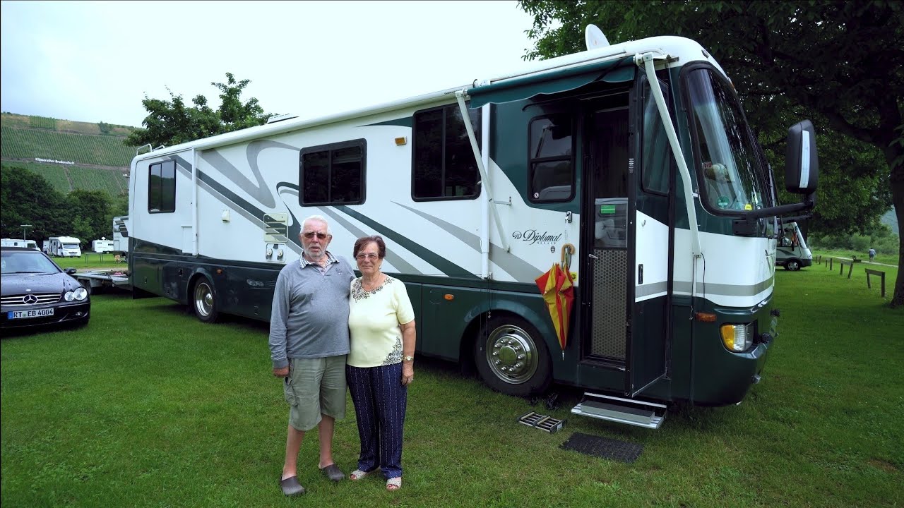 12m Wohnmobil statt Altenheim: Roland (81) und Erika (76) leben fest im Diplomat Monaco. Freiheit.