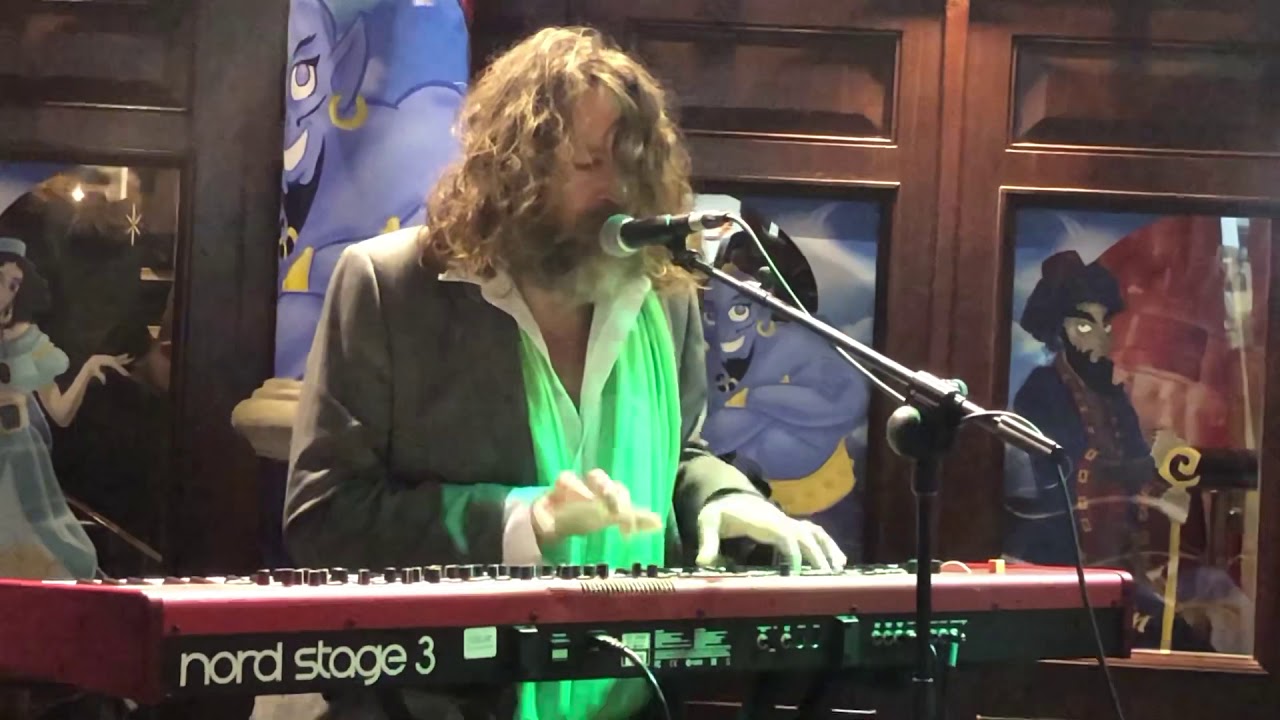 Liam O’Maonlai - Sí Do Mhaimeo Í (Christmas Eve Busk Dublin 2019)