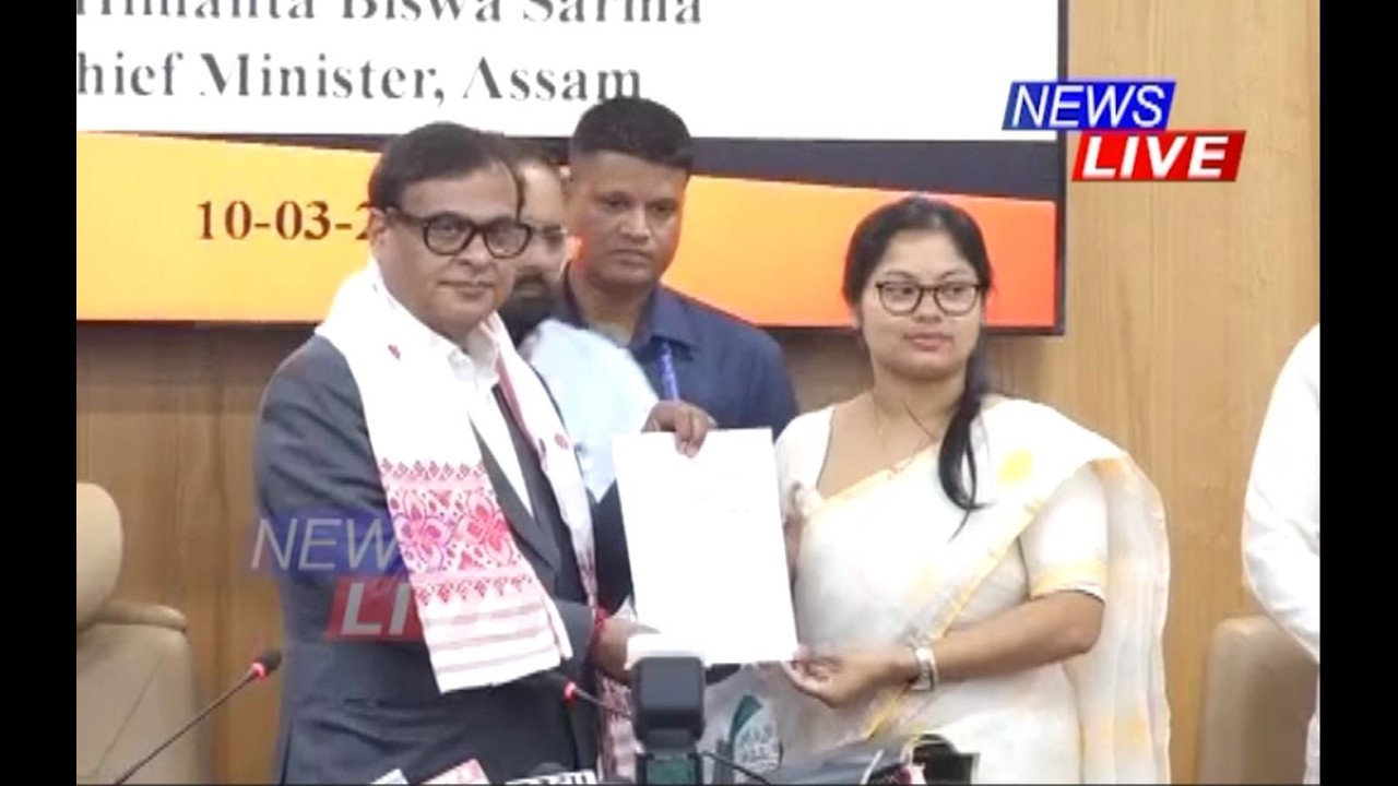 গণশিল্পী ৰাজীৱ শদিয়াৰ পত্নী উপাসনা বকলিয়াল গগৈক তৃতীয় বৰ্গৰ চাকৰিৰ নিযুক্তিপত্ৰ প্ৰদান