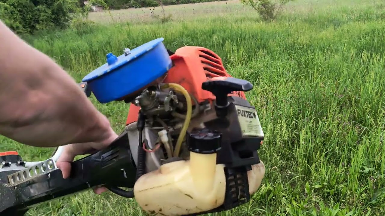 Indul a kaszálás idén: Fuxtec FX PS-162   62ccm!  Hasít a gép hátul a kb 40-50 cm-es sűrű fűben 😄😄😄😄