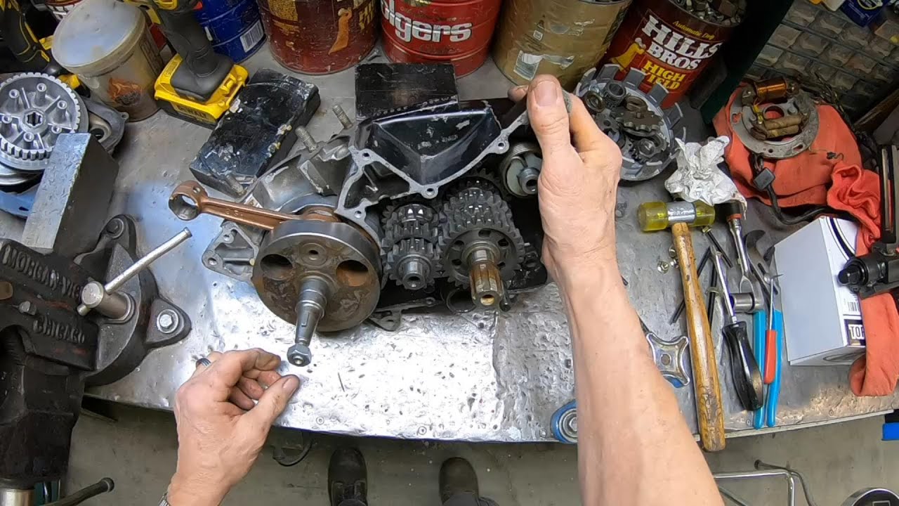 Suzuki RM250 C2 engine disassembly