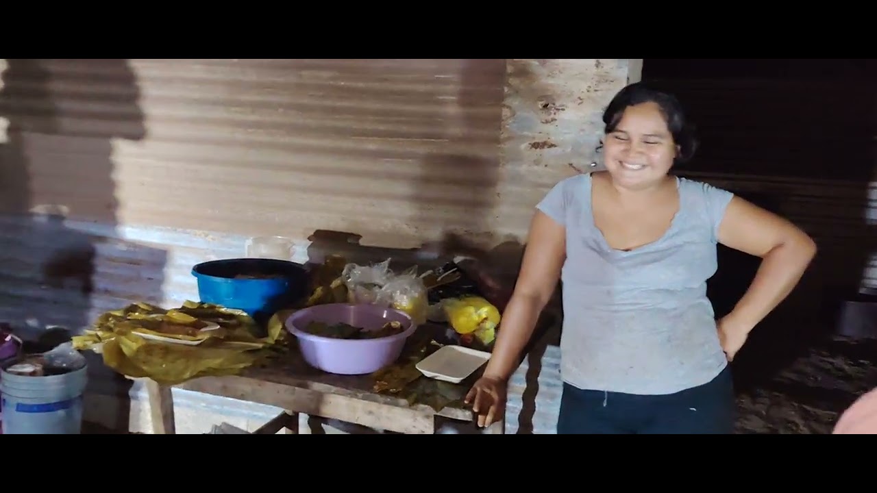 Cushin y tetengo comiendo tamales