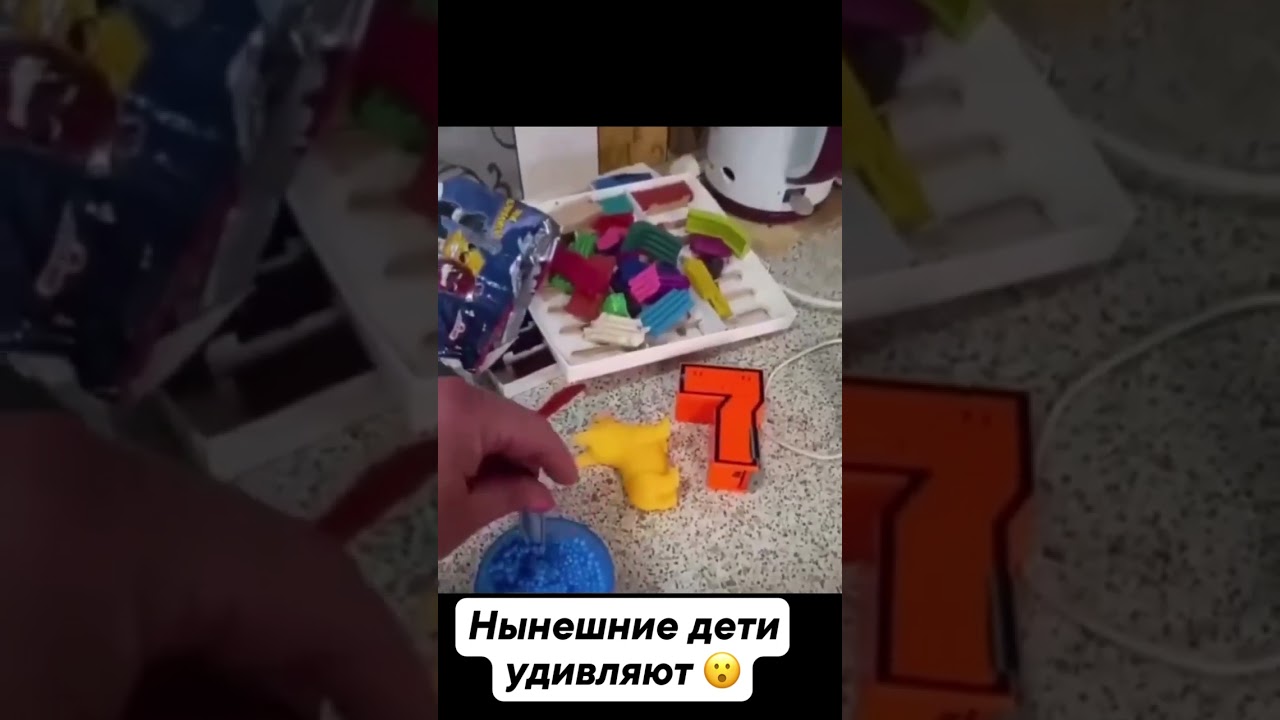 вот здесь намесил бурду еще поссать туда хотел (мальчик делает слайм дома мем)