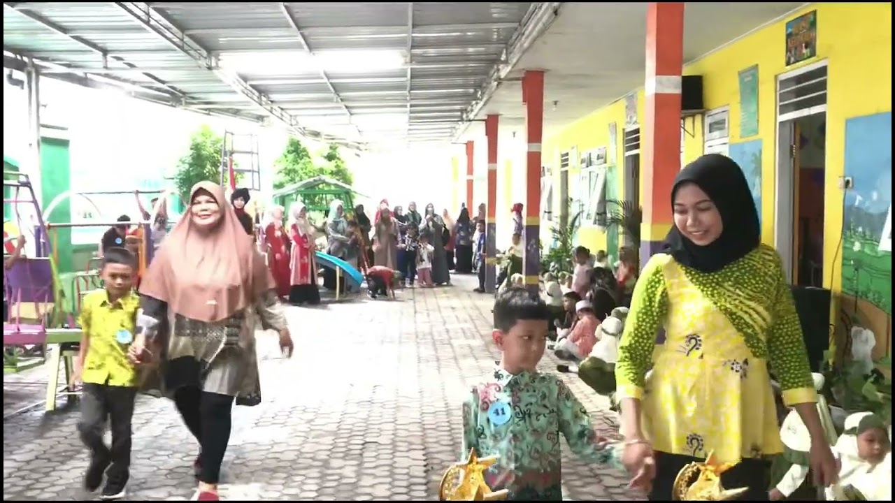 Memperingati Hari Kartini (Lomba Fashion Show Ibu dan Anak) 22 April 2024