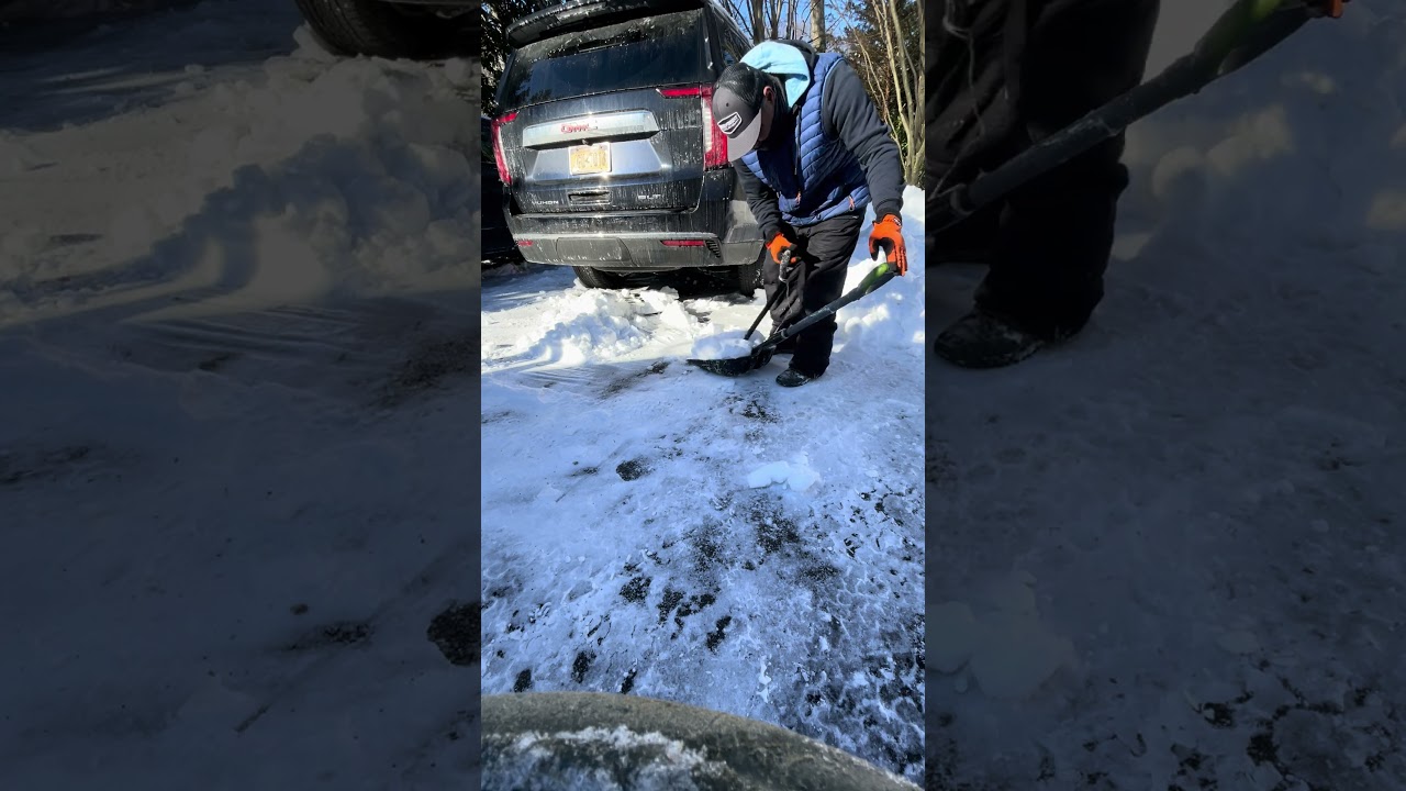 Snow shovel center of gravity handle  for easy use no back ache🙂 