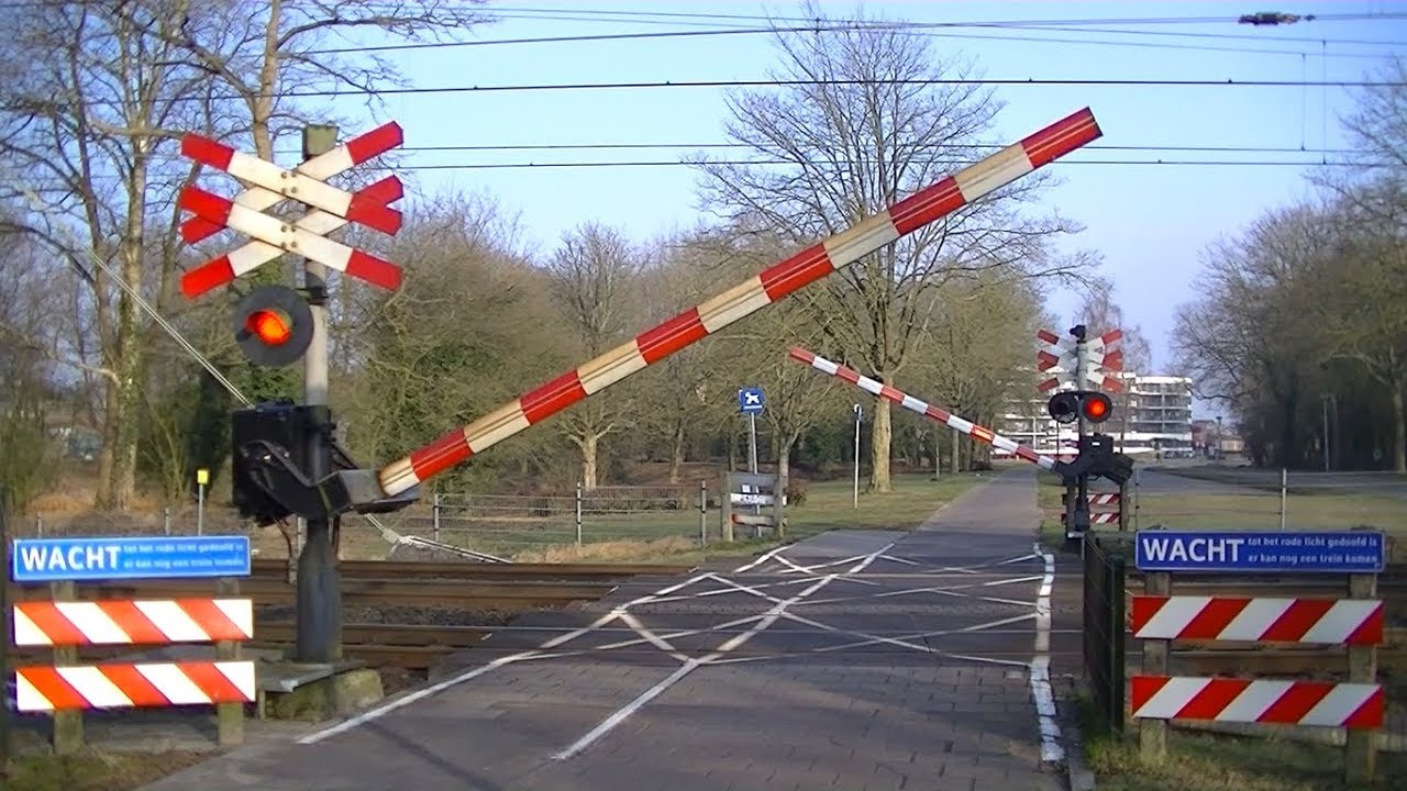 Spoorwegovergang Apeldoorn // Dutch railroad crossing