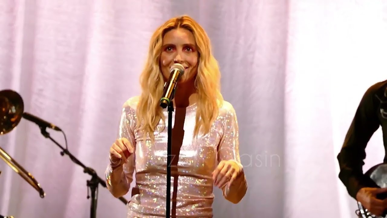 &Eacute;velyne Brochu - Objets perdus tour 2021 by me (#&copy;DiozenOasin)