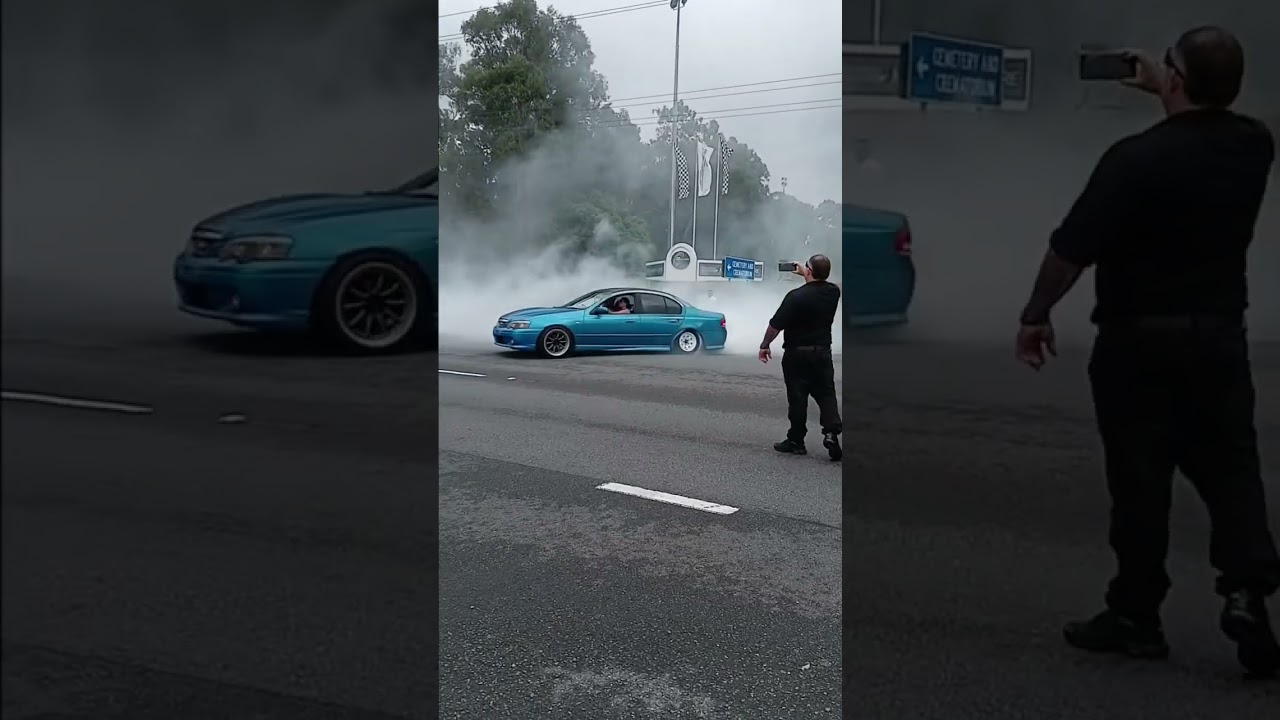 Holden vs Ford Intersection Skids #holden #ford #burnout #holdencommodore #fordfalcon #skids