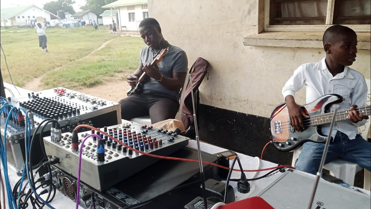 HOT PRAISE SEBENE BY THE BAHARI BAND