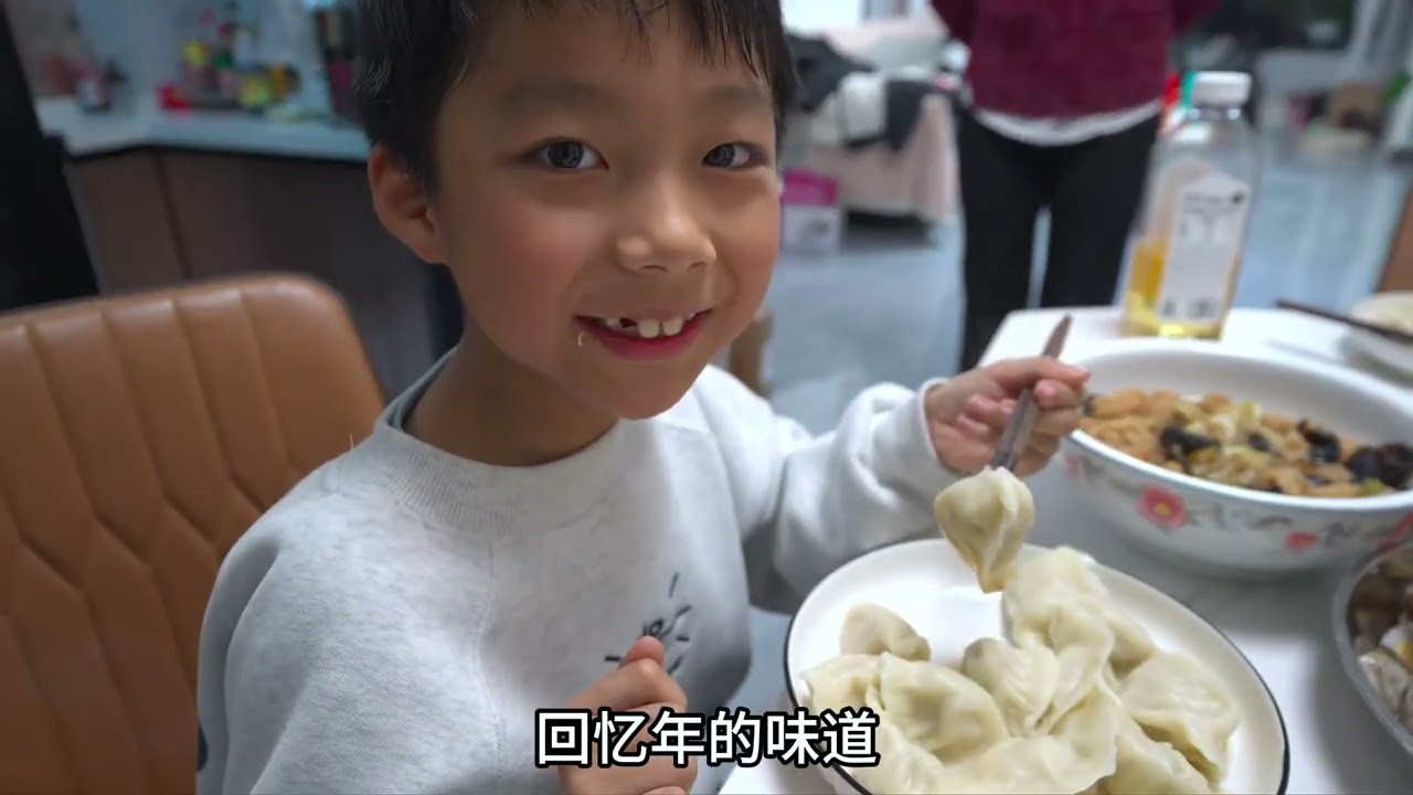 两桥和大姐来花店，回家一块围炉包饺子，满桌子的硬菜，就像过年 #今良造 #今良造酱心独韵 #美食 #日常vlog
