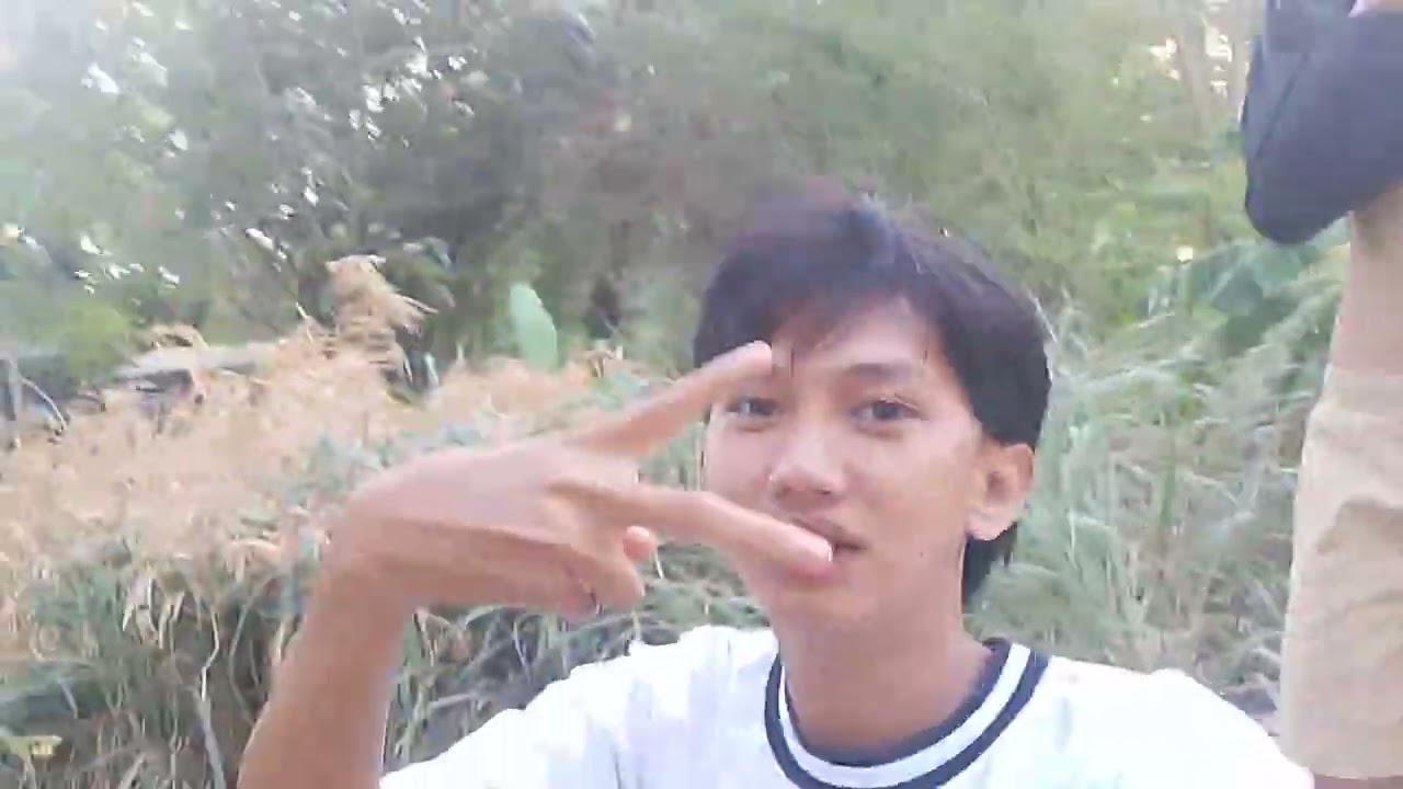 Tambay muna sa labas ang pogi