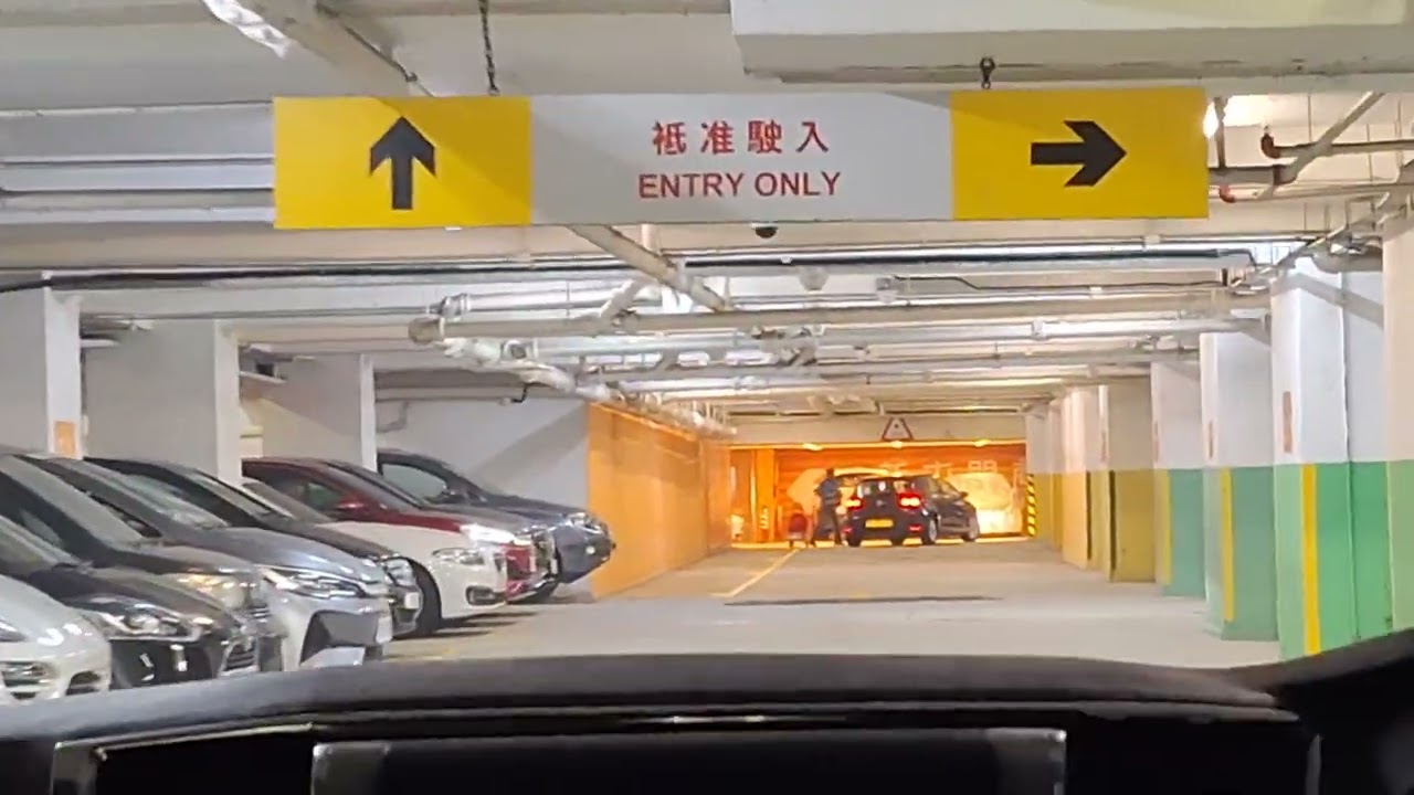 新屯門中心停車場入L2樓A區2米祇准駛入B區C區及D區出路3個不准駛出2個不准駛入