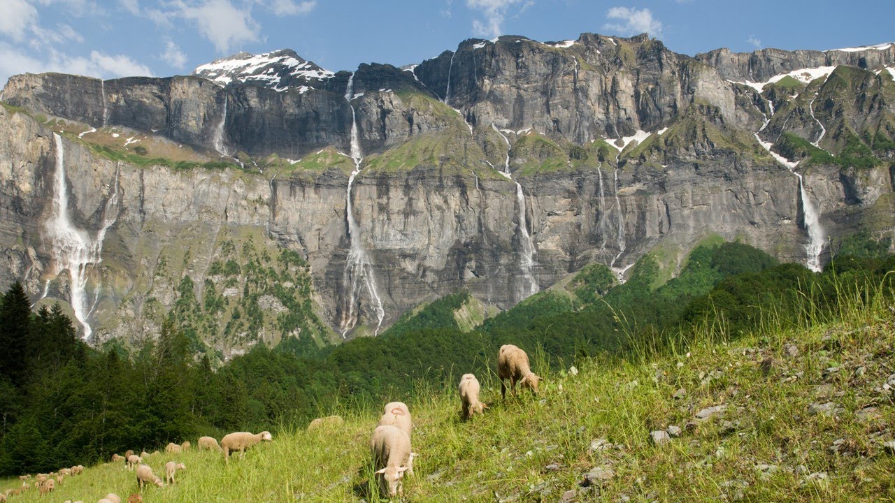 Roadtrip moto en Haute Savoie   En route pour le Cirque du Fer à Cheval entre col et lacs