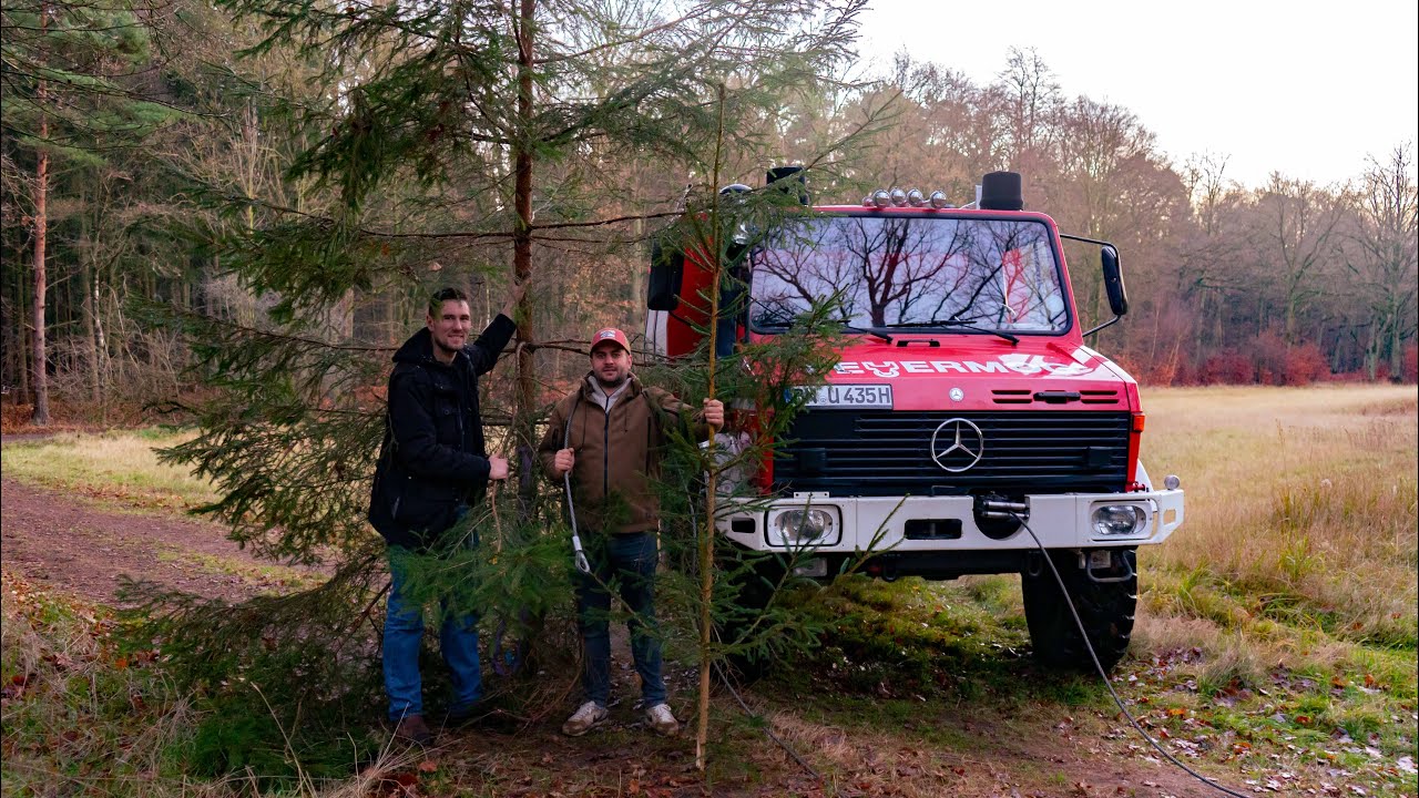 Unimog U1300L | WEIHNACHTSSPECIAL |  Weihnachtsbaum Stress! | Seilwinde REIST Baum heraus!