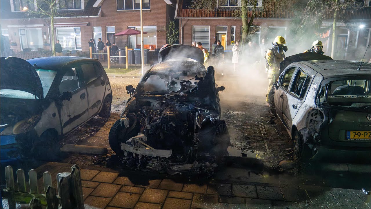 3 auto's verwoest bij brand Sanatoriumdwarsstraat Deventer, 2e autobrand deze nacht