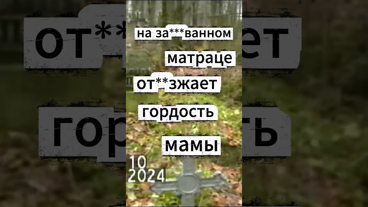 девочка мило играет на гитаре 