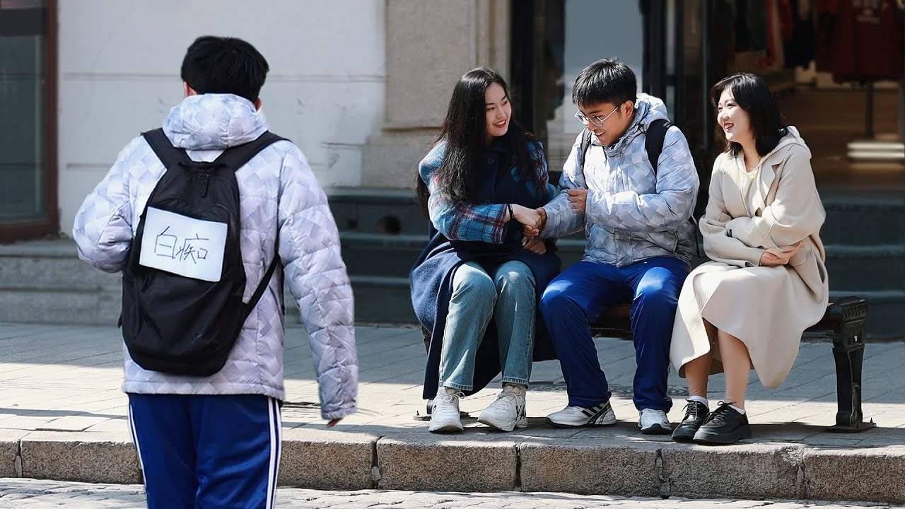 An Insulting Note Being Stuck on a Mentally Disabled Boy | Social Experiment 当低智男孩身上被贴了侮辱性字条，路人会怎么做呢