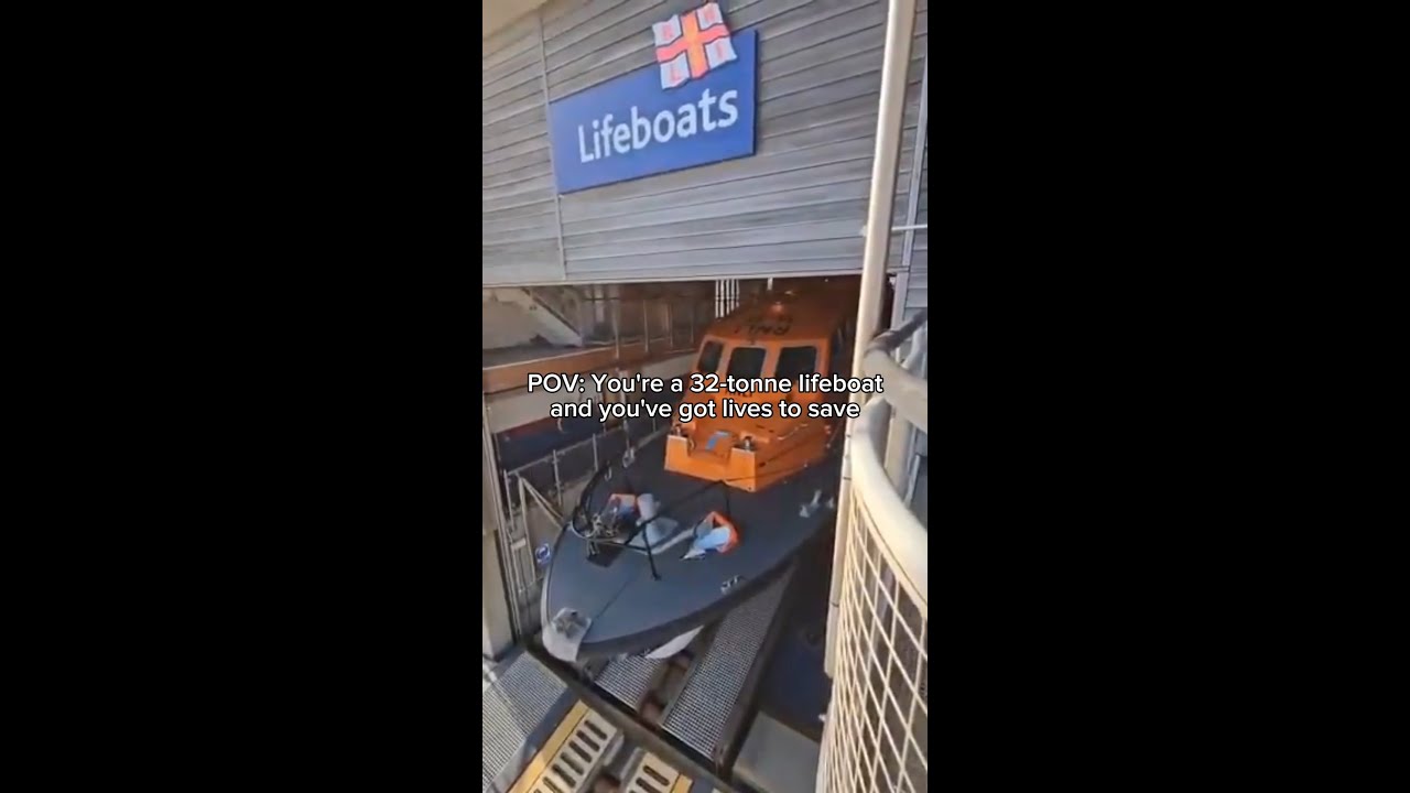Спуск на воду спасательной шлюпки RNLI в Шорхэме