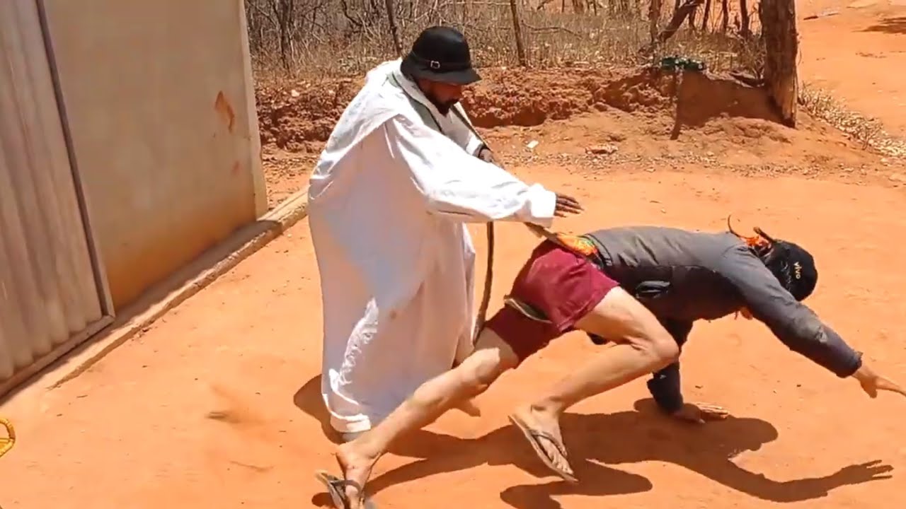 O padre Capelão botou um safado pra correr. Seu Benedito sonhou com números pra ficar milionário.