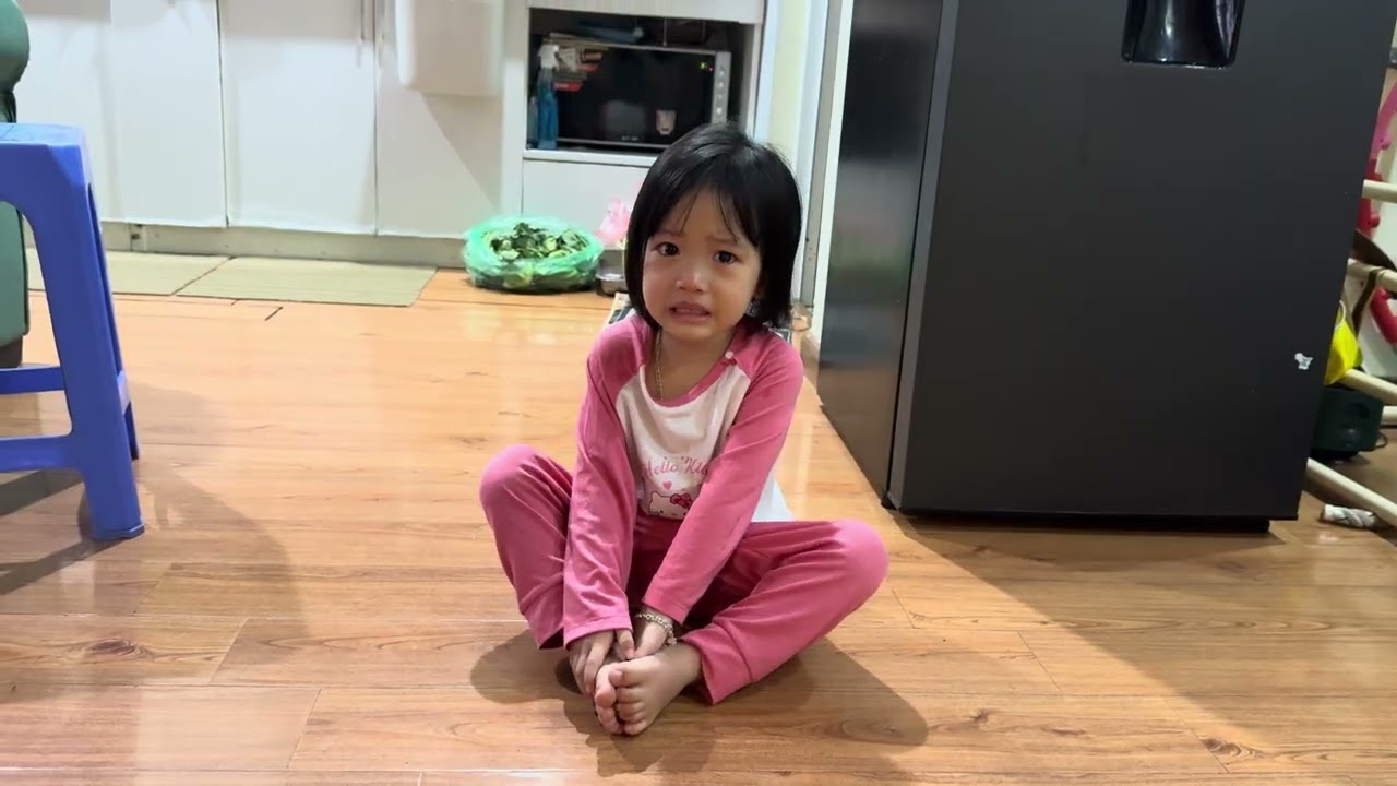 Sunny để chó đen thức dậy trước đầu buổi sáng
