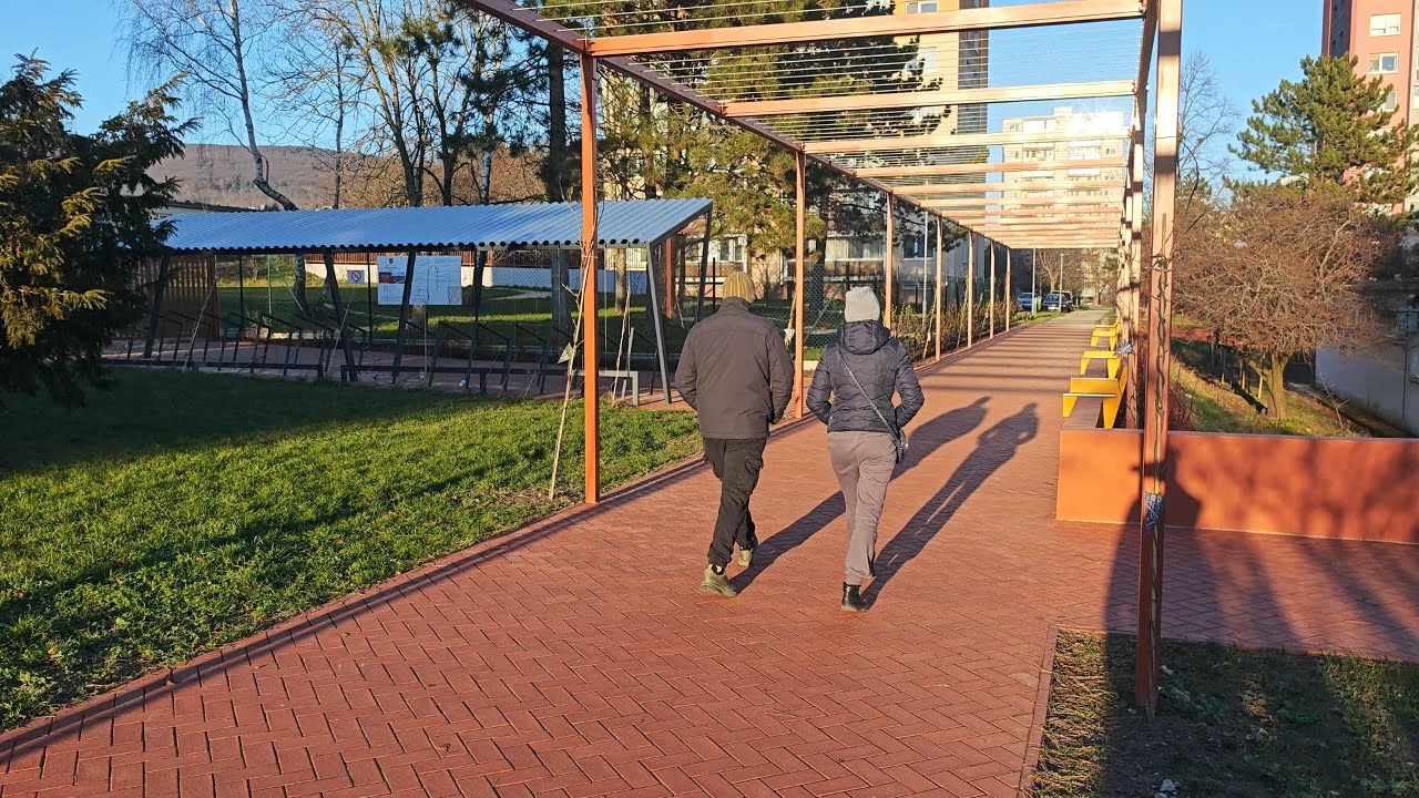 Rača obnovila verejné priestranstvo pred základnou školou na Plickovej