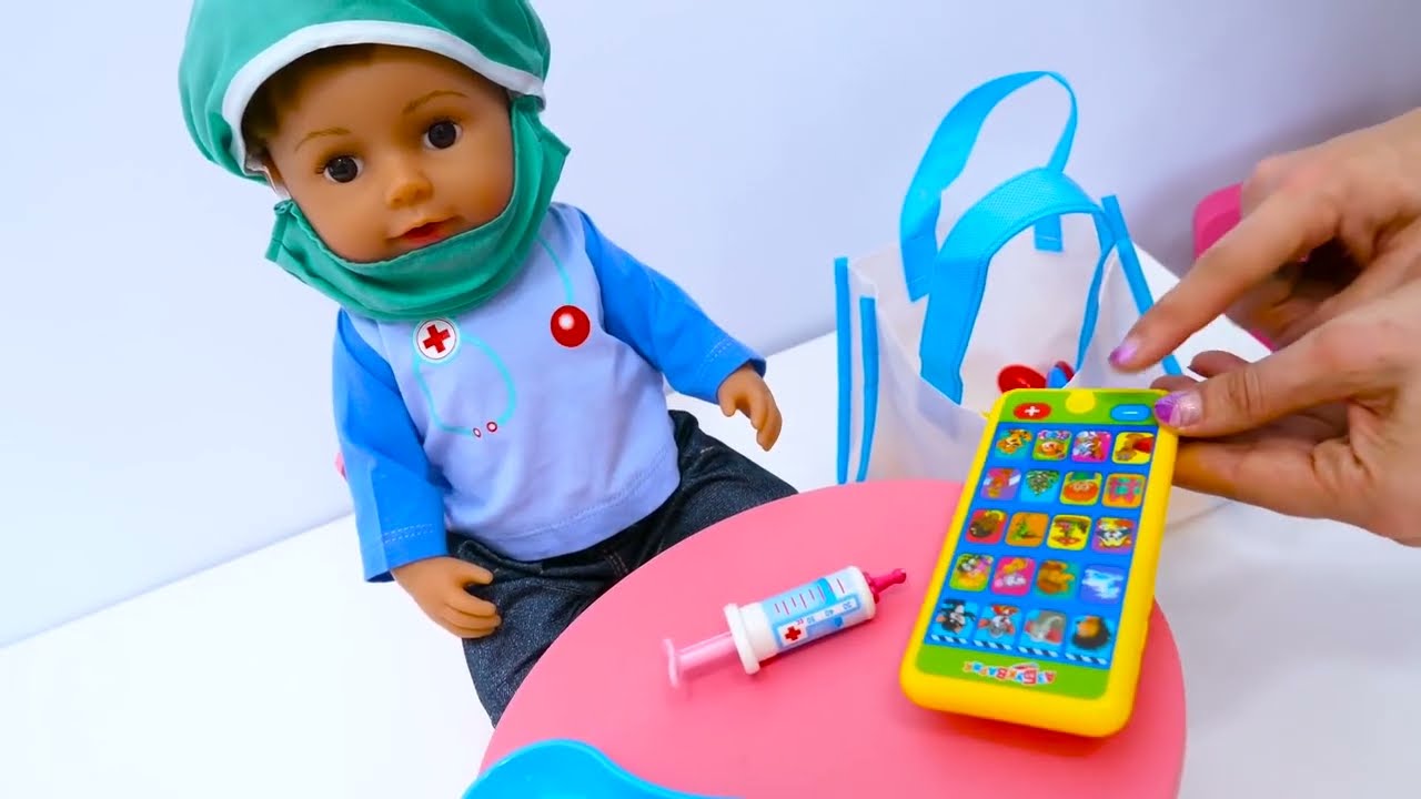Oyuncak bebekle sağlık kontrolü yapıyoruz. Bebek bakım videosu.