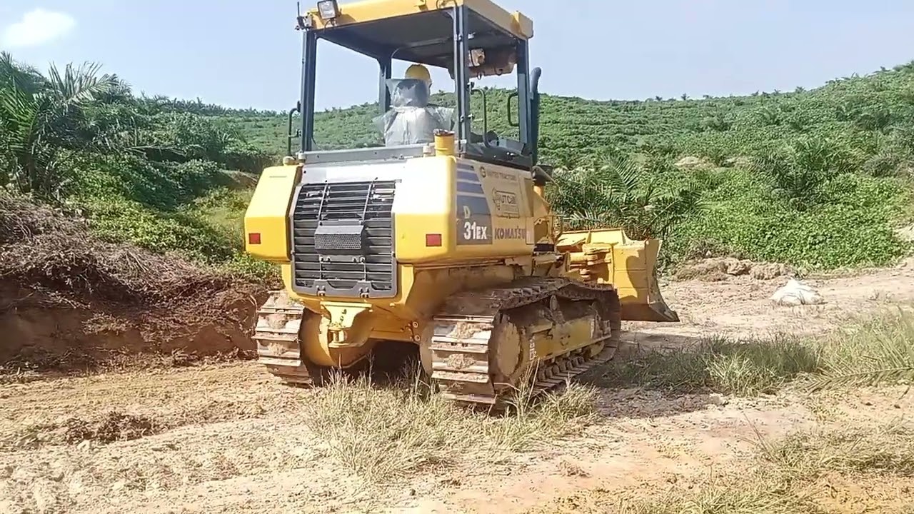 SERVIS JALAN YANG BERLUBANG DAN BERUMPUT ❗❗ DENGAN ALAT BERAT DOZER D31 E X 
