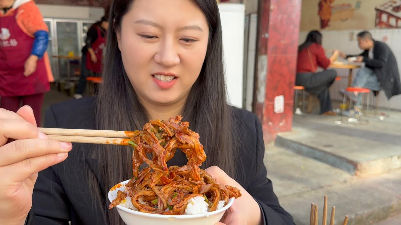 【寻尝姐妹】成都大邑肥肠老店，一到周末排很远，尝尝他家味道