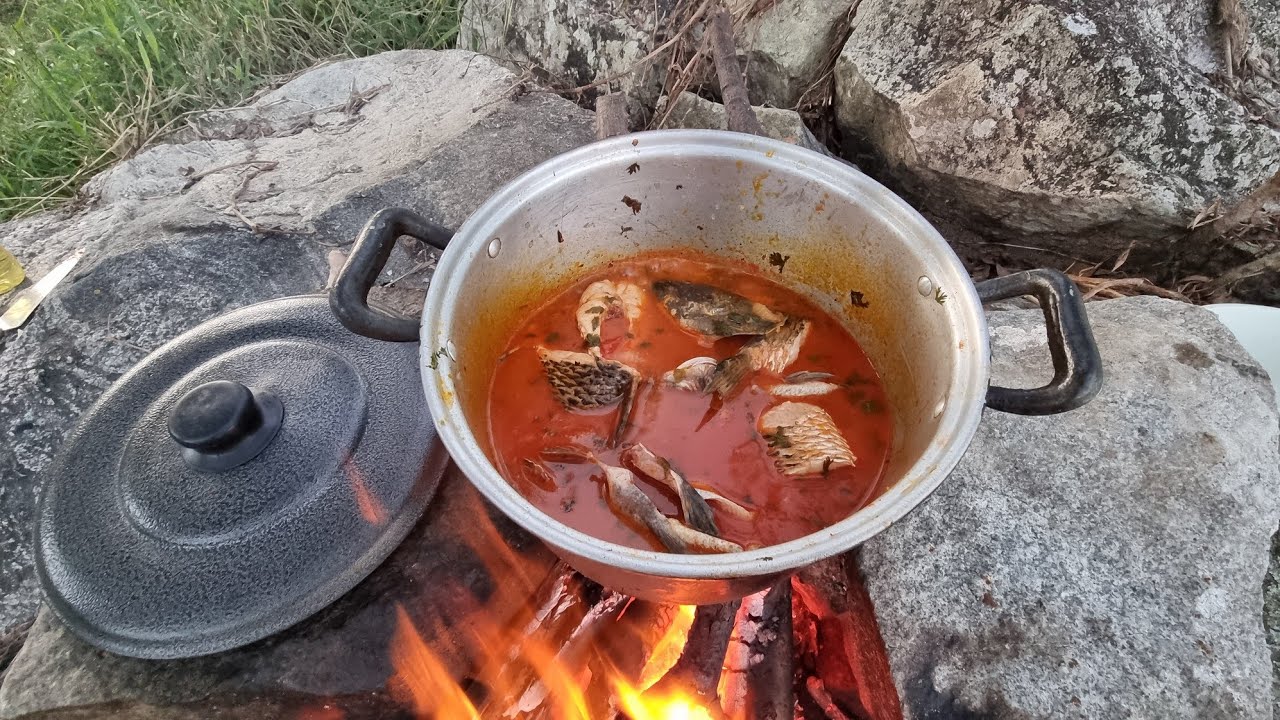 VEJA A QUANTIDADE DE PEIXE QUE PEGAMOS DE MÃO E FIZEMOS PIRÃO NO RIO